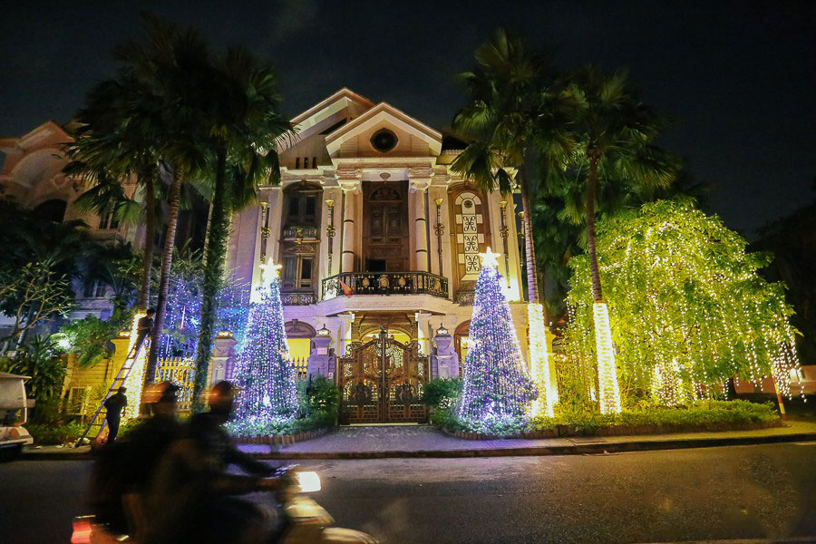 Chùm ảnh: Những chủ biệt thự ở phố nhà giàu Sài Gòn đầu tư cả chục triệu đồng trang trí Noel